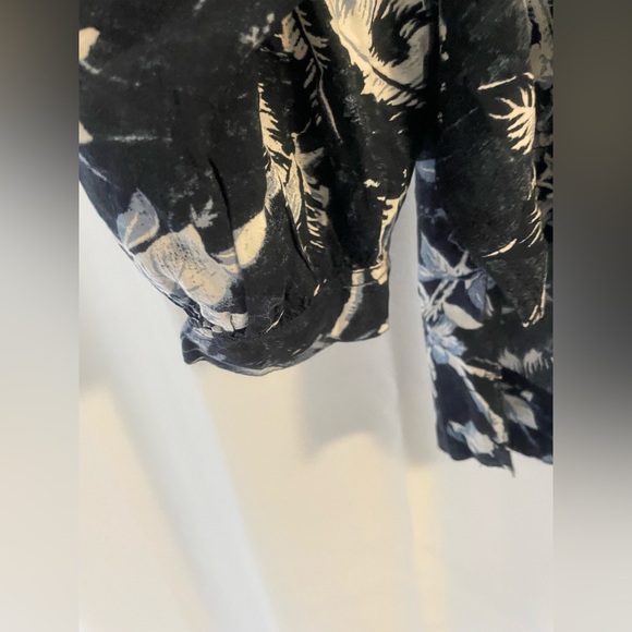 “We The Free “ Blue Floral Top Small relaxed fit - Picture 3 of 9